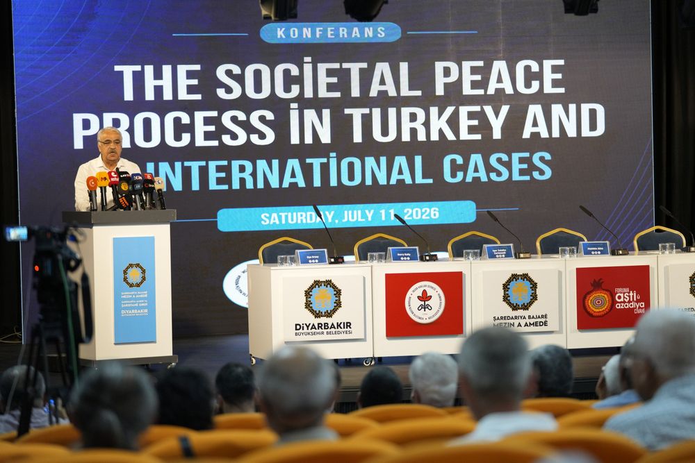 Diyarbakır'da düzenlenen uluslararası barış konferansında, Türkiye'nin barış süreci ile İrlanda,