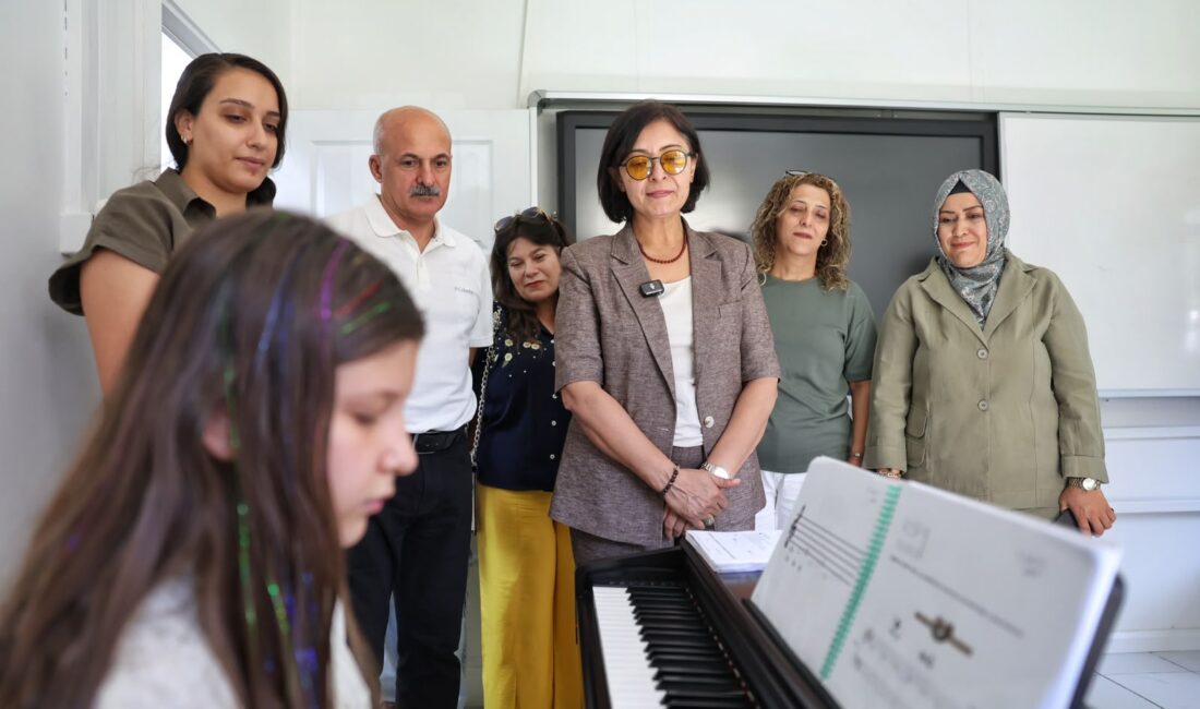 Belediye bünyesindeki kadın, kültür ve eğitim kurumlarını ziyaret eden Kayapınar
