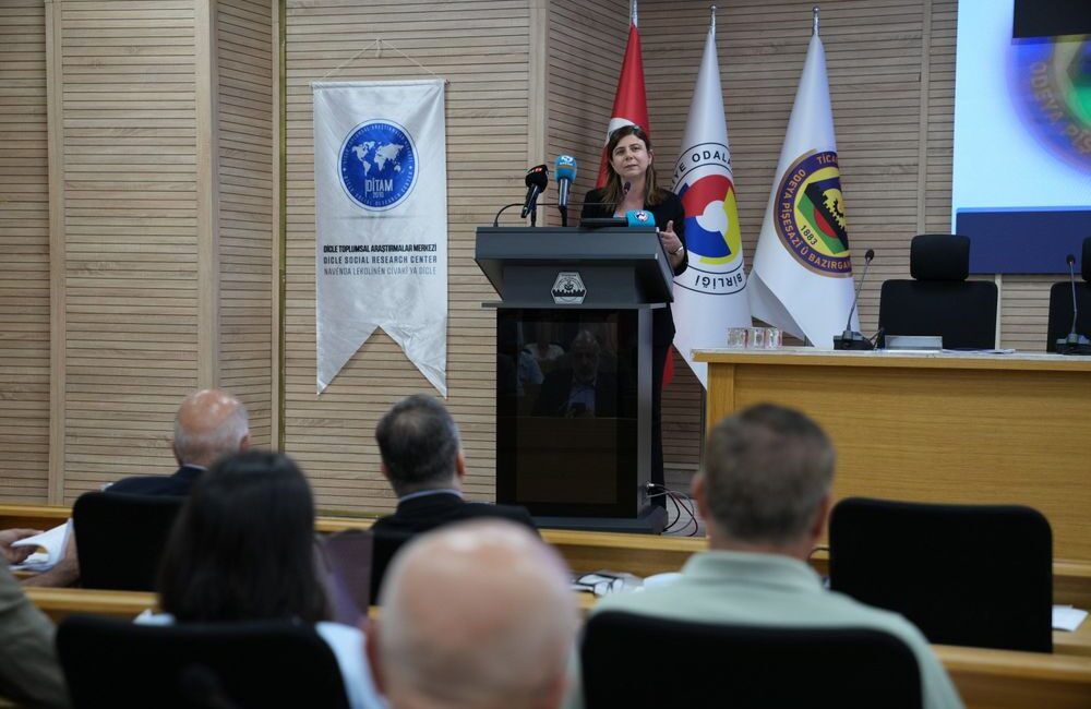 DİTAM’ın Yerel Hizmetleri İzleme Ağı Toplantısı’nda konuşan Diyarbakır Büyükşehir Belediyesi