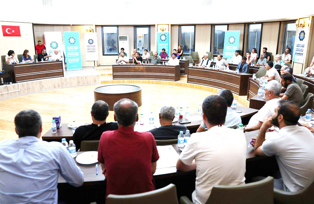 Diyarbakır Büyükşehir Belediyesi Eşbaşkanları Serra Bucak ve Doğan Hatun, Kayapınar'da