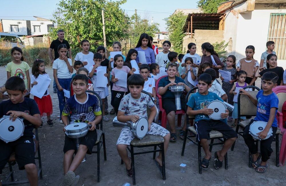 Diyarbakır Büyükşehir Belediyesi’nin kırsal mahallelerdeki çocukları müzik, oyun ve kültür-sanat