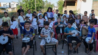 Diyarbakır Büyükşehir Belediyesi’nin kırsal mahallelerdeki çocukları müzik, oyun ve kültür-sanat