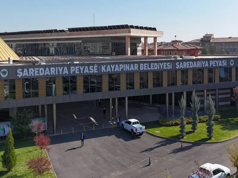 Diyarbakır’ın Kayapınar Belediyesi, belediyenin kurumsal kimliği kullanılarak para karşılığı işe