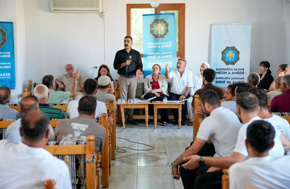 Diyarbakır Büyükşehir Belediyesi Eşbaşkanı Doğan Hatun, Özdemir Mahallesi'nde düzenlenen halk
