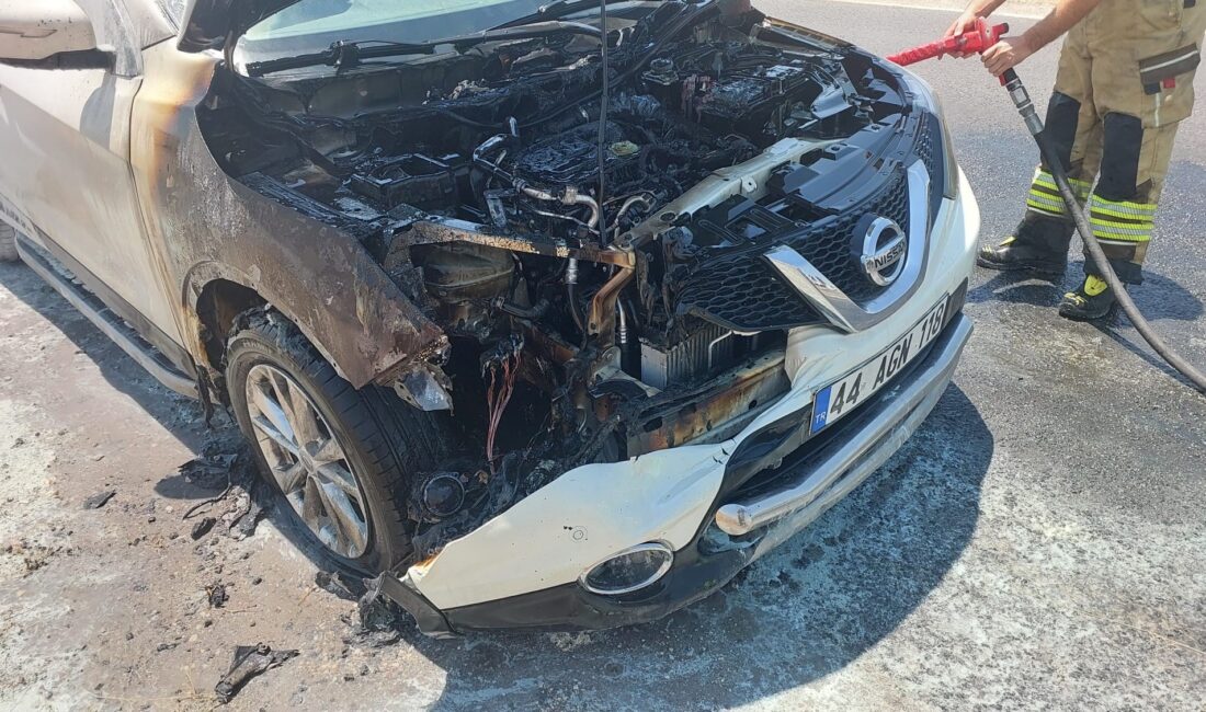 Diyarbakır'da SUV araç yanarak kullanılamaz hale geldi.
