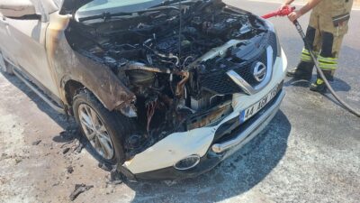 Diyarbakır'da SUV araç yanarak kullanılamaz hale geldi.