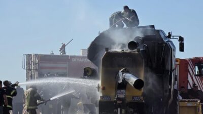 Diyarbakır'ın merkez Sur ilçesinde alevlere teslim olan biçerdöver, itfaiye ekiplerince