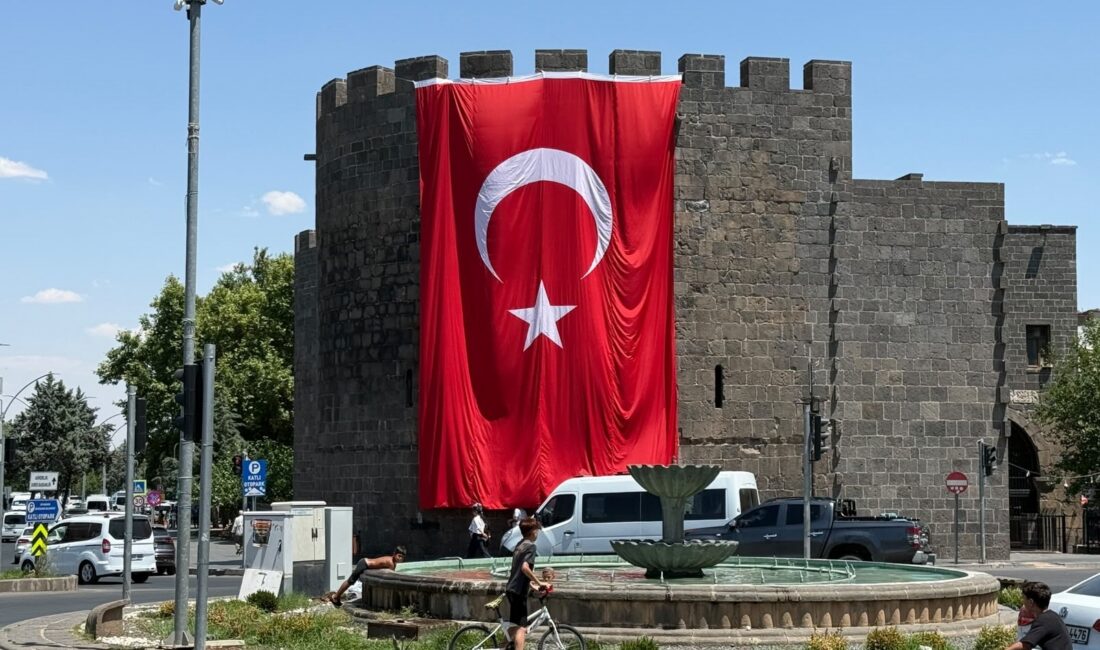 15 Temmuz Demokrasi ve Milli Birlik Günü dolayısıyla Diyarbakır surlarına