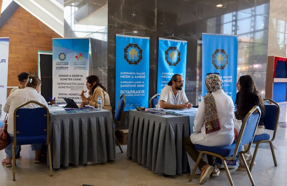 Diyarbakır Büyükşehir Belediyesi, Üniversite Tercih Günleri kapsamında açtığı stantta üniversite