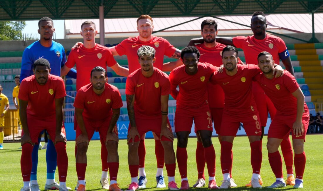 Amedspor ile Duhok SC, hazırlık maçı kapsamında Isparta Atatürk Stadyumu’nda
