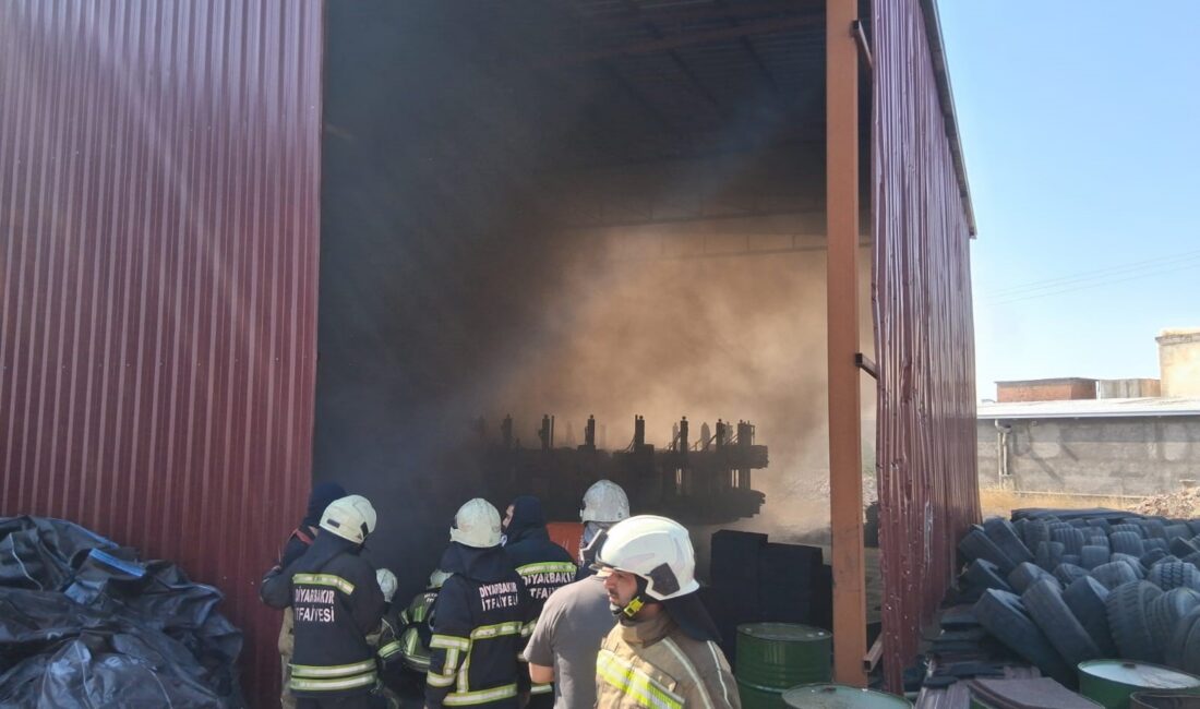 Diyarbakır’da AR-GE dönüşüm fabrikasında çıkan yangın itfaiye ekiplerinin yoğun uğraşları