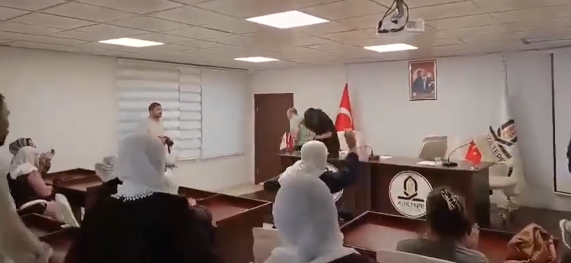 DEM Partili Kızıltepe belediye meclis üyeleri, partinin ihraç ettiği Kızıltepe