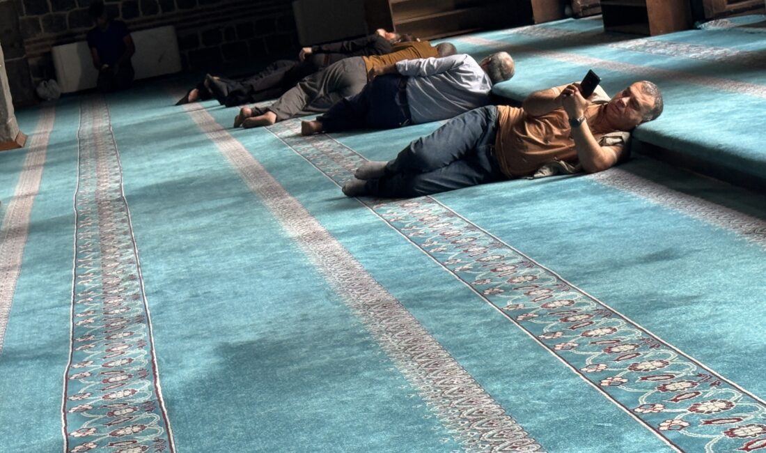 Diyarbakır'da hava sıcakların artması ile birlikte vatandaşlar, başta camiler olmak