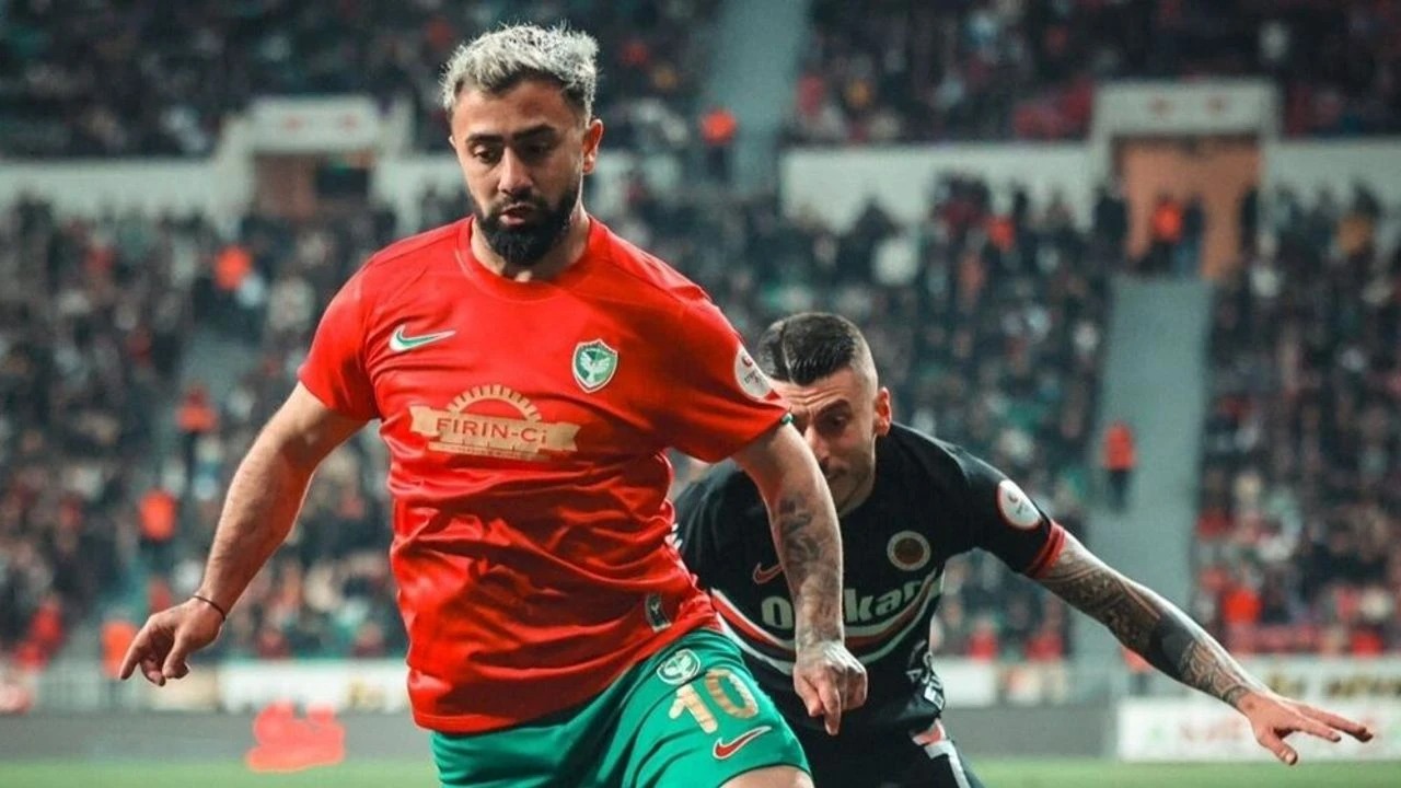 Trendyol Süper Lig ekiplerinden Amedspor'un tecrübeli futbolcusu Çekdar Orhan, sosyal