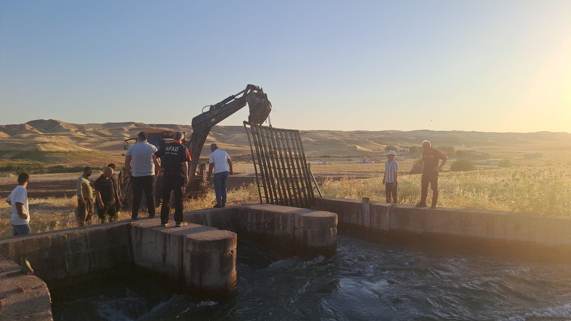Diyarbakır'da sulama kanalına giren çobanı bulmak için arama çalışması başlatıldı