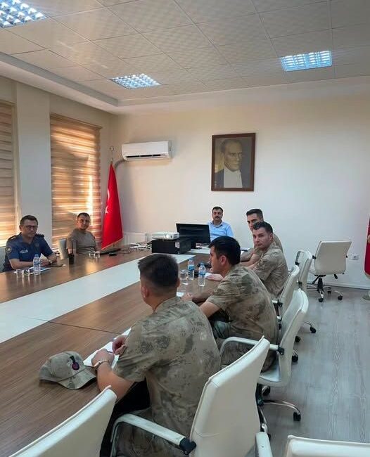 Diyarbakır'ın Dicle İlçe Kaymakamı Mustafa Atış başkanlığında ilçedeki huzur ve