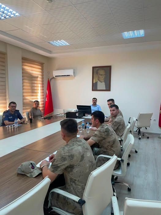 Diyarbakır'ın Dicle İlçe Kaymakamı Mustafa Atış başkanlığında ilçedeki huzur ve