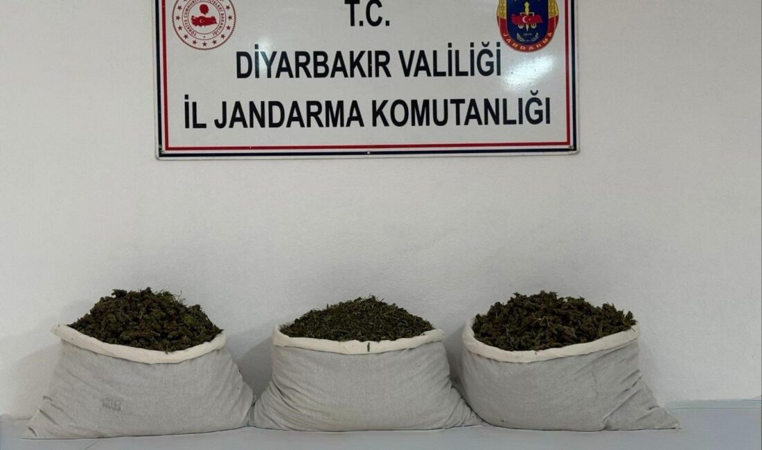 Diyarbakır'da jandarma ekiplerince yapılan operasyonda 107 kilo esrar maddesi ele