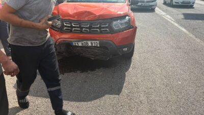Diyarbakır’da seyir hakindeki araç, önceki otomobile arkadan çarptı. Kazada 7