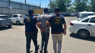 Diyarbakır’da jandarma ekiplerince düzenlenen operasyonlarda haklarında kesinleşmiş hapis cezası bulunan