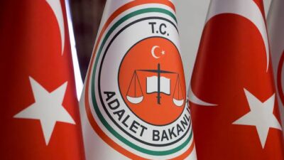 Adalet Bakanlığı, sosyal medya hesabından yaptığı açıklamada, “Rojin Kabaiş’in  kıyafetlerinden