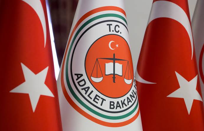 Adalet Bakanlığı, sosyal medya hesabından yaptığı açıklamada, “Rojin Kabaiş’in  kıyafetlerinden
