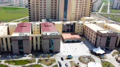 Diyarbakır Gazi Yaşargil Hastanesi'nde kepçe kulak ameliyatı öncesi hastadan elden