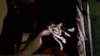 Diyarbakır'ın Kayapınar ilçesinde bir büfede çıkan yangın sonucu mahsur kalan