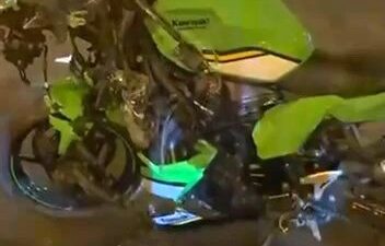 Diyarbakır'da motosikletin yola savrulduğu kazada sürücü yaralandı.