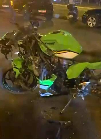 Diyarbakır'da motosikletin yola savrulduğu kazada sürücü yaralandı.