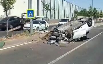 Diyarbakır’da sürücüsünün direksiyon hakimiyetini kaybettiği otomobil refüje çıkıp takla attı.