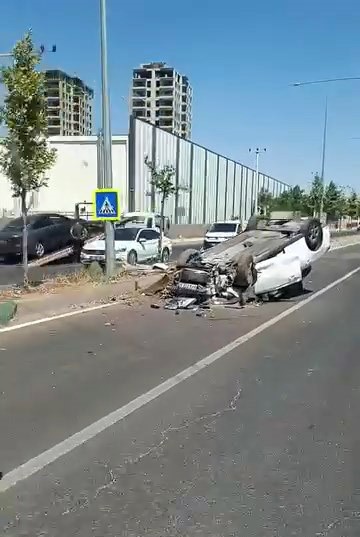 Diyarbakır’da sürücüsünün direksiyon hakimiyetini kaybettiği otomobil refüje çıkıp takla attı.
