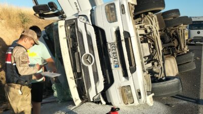 Diyarbakır - Mardin kara yolunda sürücüsünün direksiyon hakimiyetini kaybettiği tır