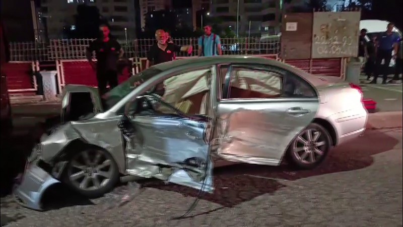 Diyarbakır'da tır ve iki aracın karıştığı zincirleme trafik kazasında 3