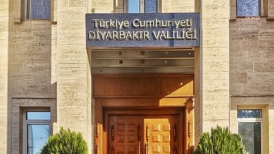 Diyarbakır Valiliği, sosyal medyada bazı sokaklara örgüt mensuplarının posterlerinin asıldığı