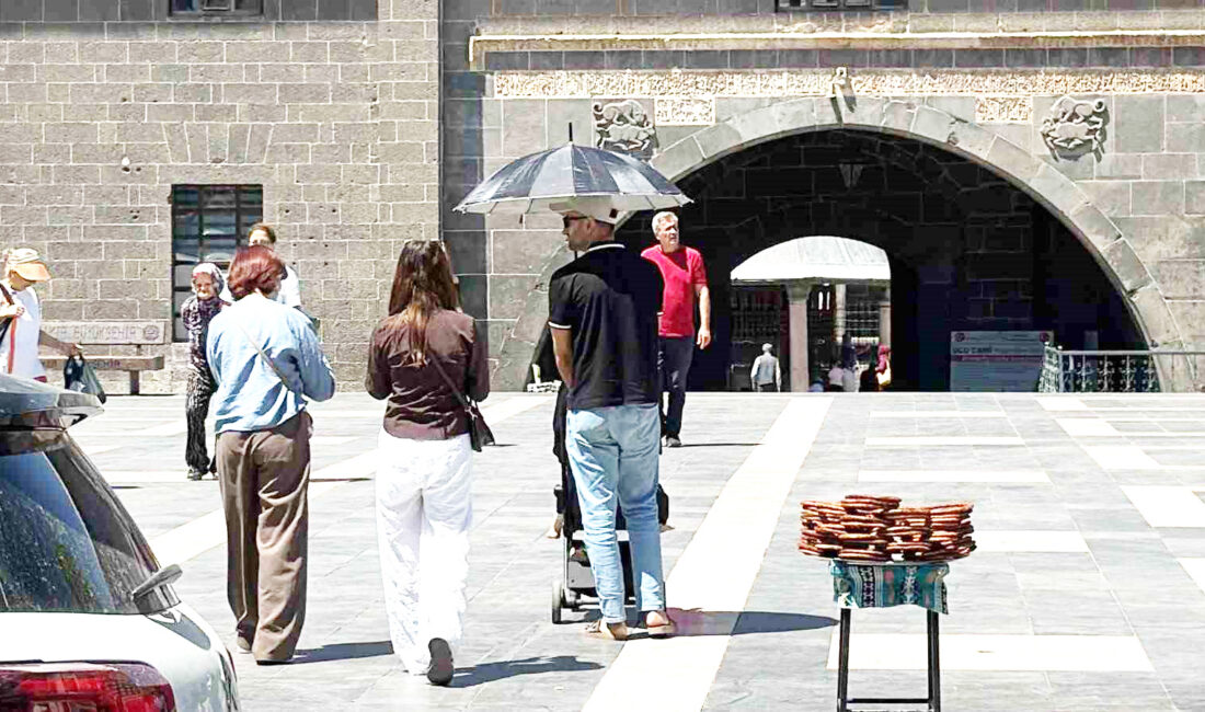 Diyarbakır’da etkisini artıran sıcak hava nedeniyle araç içindeki termometreler 45