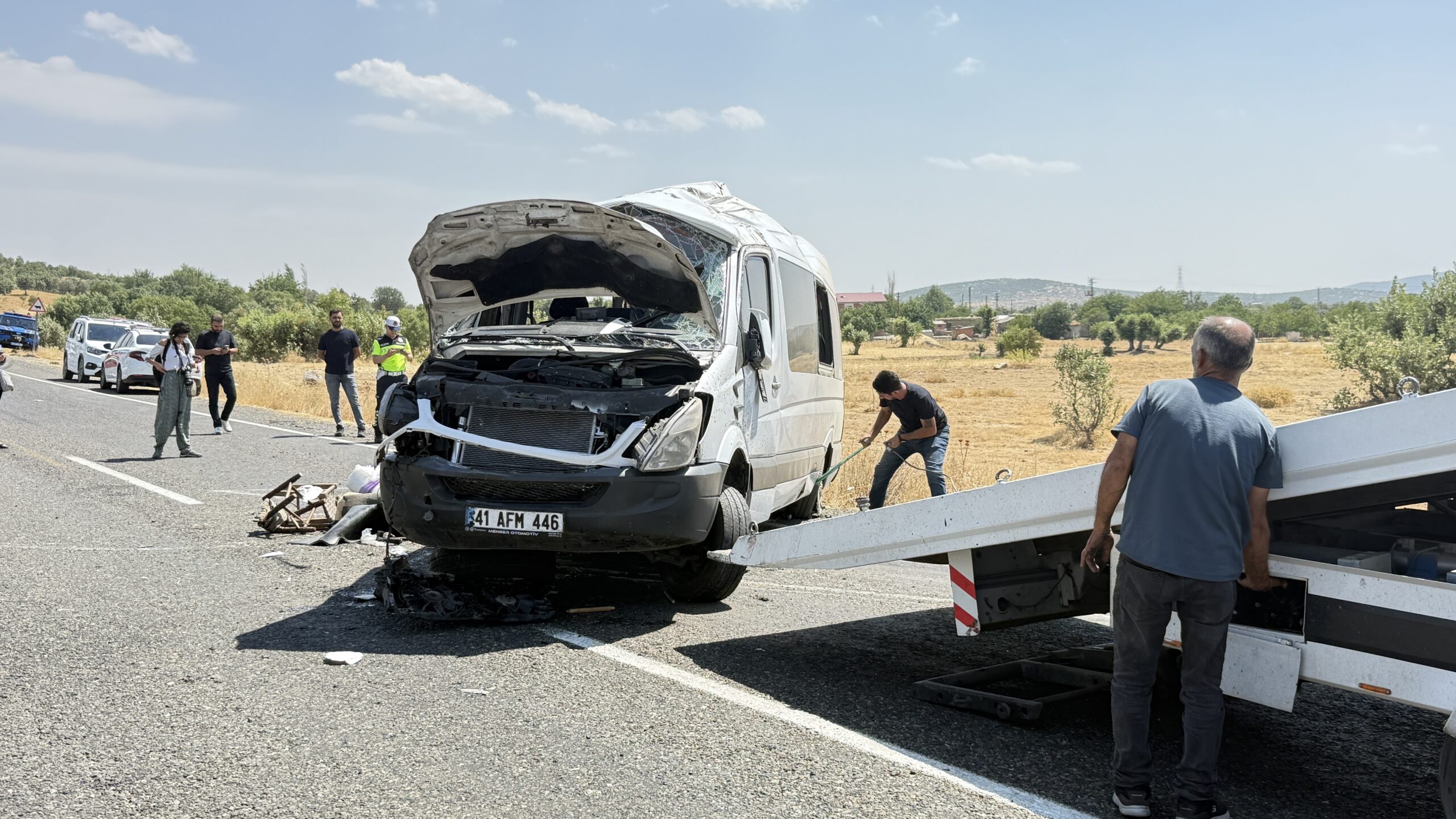 Diyarbakır’da düğün hazırlığında olan ailenin aracı devrildi: 3 ölü, 11 yaralı