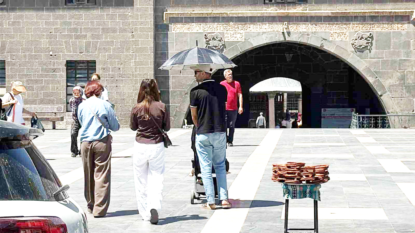 Diyarbakır’da etkisini artıran sıcak hava nedeniyle araç içindeki termometreler 45