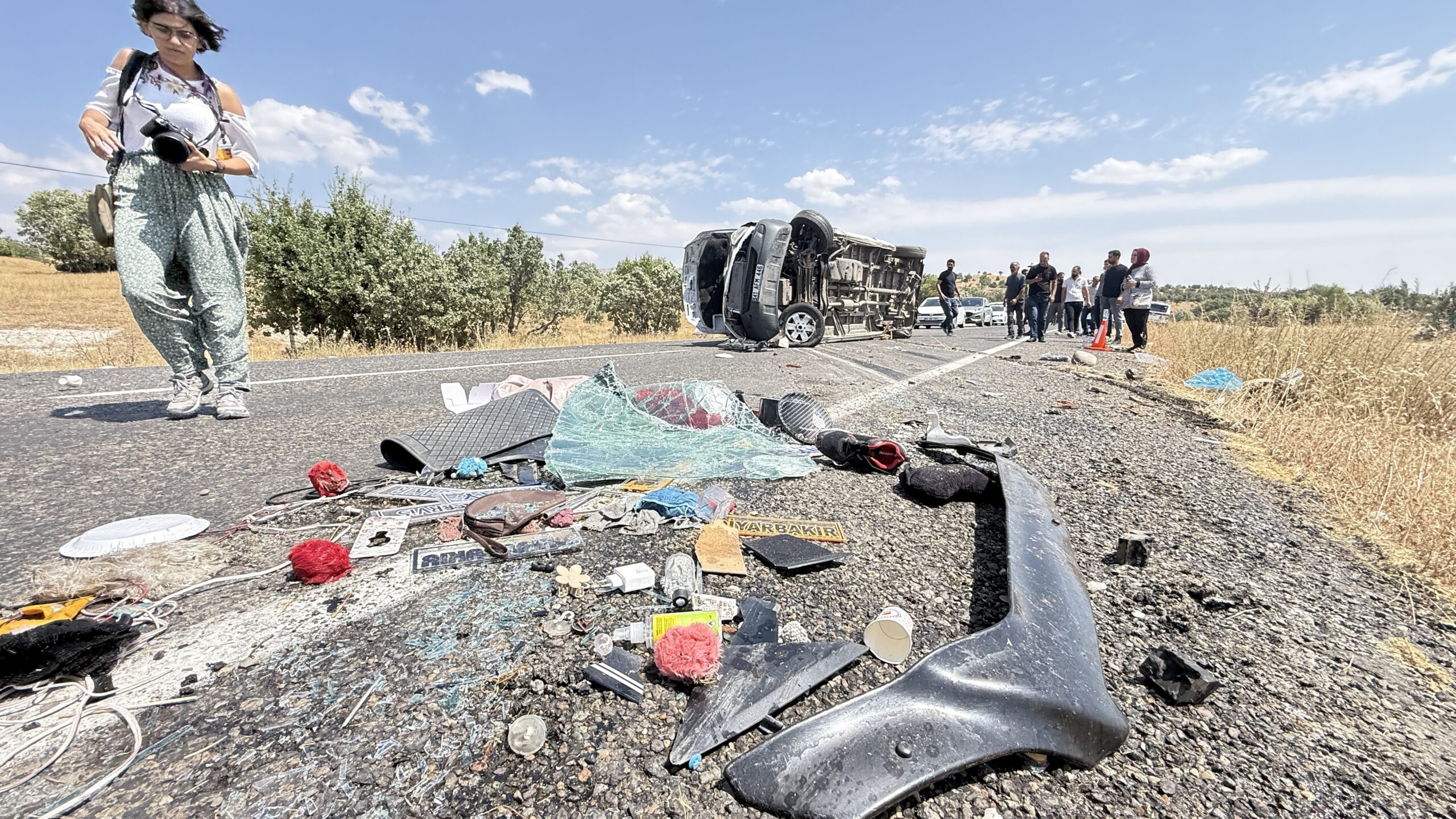 Diyarbakır’da düğün hazırlığında olan ailenin aracı devrildi: 3 ölü, 11 yaralı
