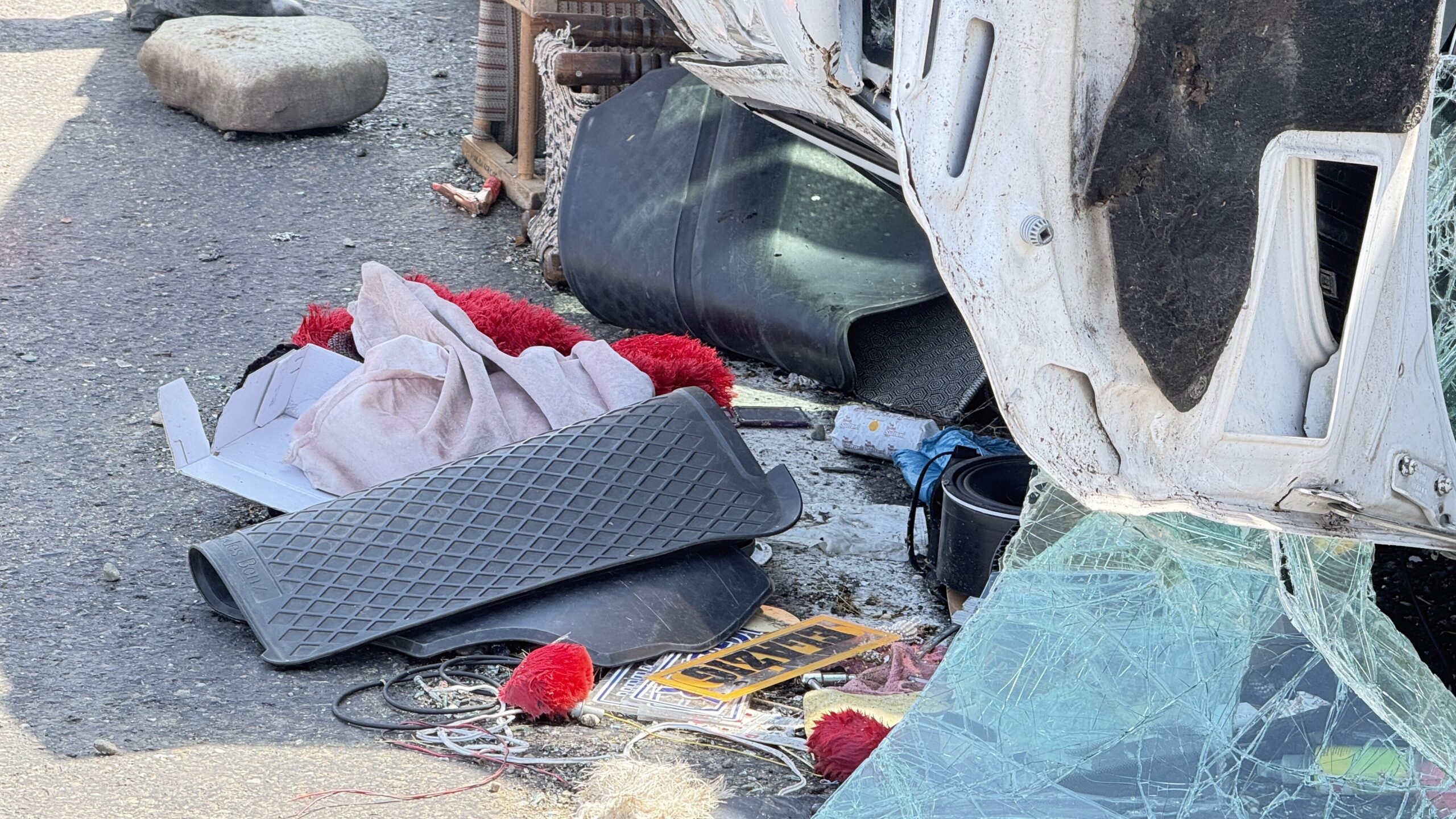Diyarbakır’da düğün hazırlığında olan ailenin aracı devrildi: 3 ölü, 11 yaralı