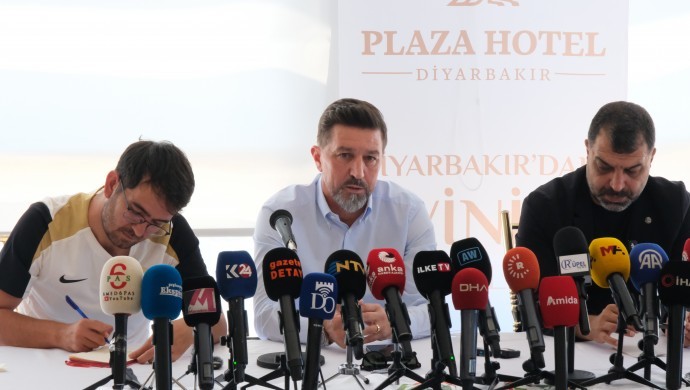 Basın toplantısında konuşan Amedspor Teknik Direktörü Besnik Hasi, "Bizim yıldız