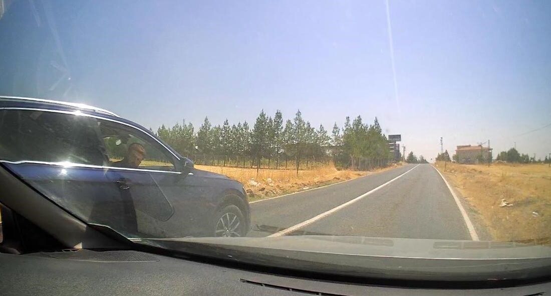 Diyarbakır'ın merkez Sur ilçesinde haber takibi yapan İHA muhabirini taciz