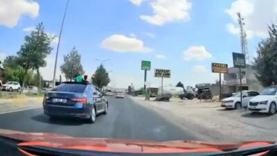 Diyarbakır'da çocukların sunrooftan çıkıp yaptığı tehlikeli yolculuk, seyir halindeki başka