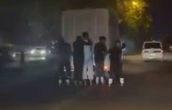 Diyarbakır'da, patenli 5 gencin canlarını hiçe sayarak bir pikabın arkasına