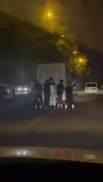 Diyarbakır'da, patenli 5 gencin canlarını hiçe sayarak bir pikabın arkasına