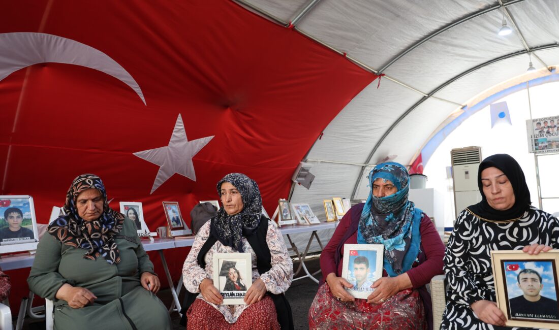 Diyarbakır'da, eski HDP İl Başkanlığı binası önünde oturma eyleminde olan