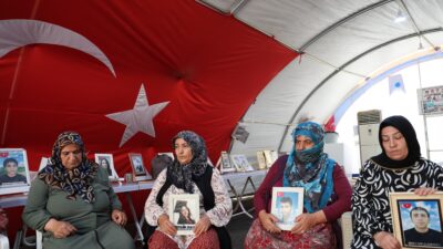 Diyarbakır'da, eski HDP İl Başkanlığı binası önünde oturma eyleminde olan