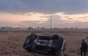 Diyarbakır'da otomobil tarlaya uçtu. Kazada 1 kişi yaralandı.