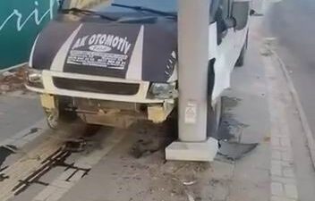 Diyarbakır'da kontrolden çıkarak direğe çarpan araçtaki 1 kişi yaralandı.