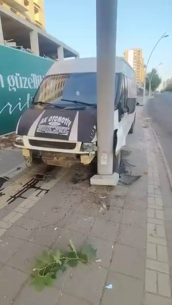 Diyarbakır'da kontrolden çıkarak direğe çarpan araçtaki 1 kişi yaralandı.